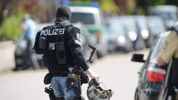 Einsatzkräfte bei der Durchsuchung einer Schule (Symbolbild): Lange waren die Hintergründe des Einsatzes nicht klar. Einsatzkräfte bei der Durchsuchung einer Schule (Symbolbild): Lange waren die Hintergründe des Einsatzes nicht klar.
