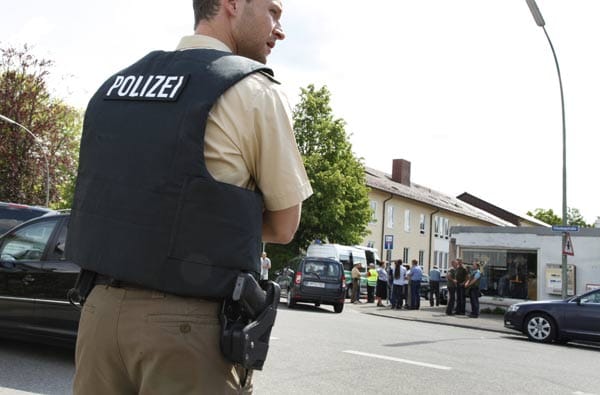 Vor den Schüssen in der Memminger Schule soll es zwischen dem mutmaßlichen Täter und Mitschülern einen Streit gegeben haben. Vor den Schüssen in der Memminger Schule soll es zwischen dem mutmaßlichen Täter und Mitschülern einen Streit gegeben haben.