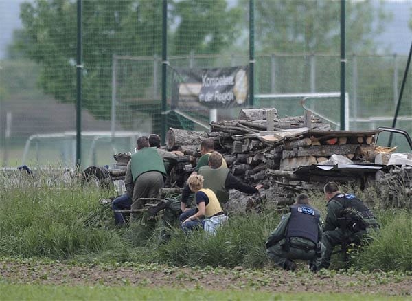 Am Abend kann die Polizei den Schüler auf einem Sportgelände stellen. Der Jugendliche gibt mehrfach Schüsse ab. Am Abend kann die Polizei den Schüler auf einem Sportgelände stellen. Der Jugendliche gibt mehrfach Schüsse ab.