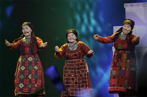 Buranowski Babuschki mit “Party For Everybody” (Russland): Den Omas aus der udmurtischen Pampa flogen die Herzen der Zuschauer zu und so sind sie im Finale des ESC dabei.