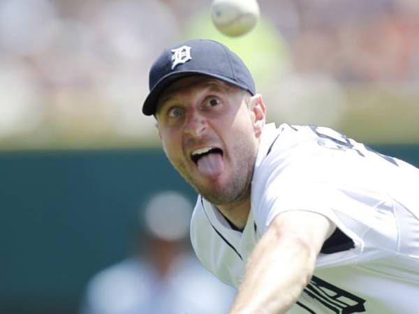 Der Baseball-Spieler Max Scherzer von den Detroit Tigers muss sich lang machen um den Ball zu fangen. Dabei verzieht äußerst amüsant sein Gesicht. Ob er so den Ball besser fängt?