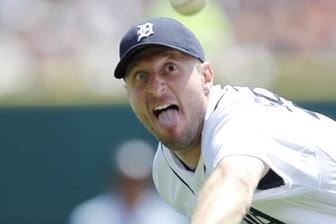 Der Baseball-Spieler Max Scherzer von den Detroit Tigers muss sich lang machen um den Ball zu fangen. Dabei verzieht äußerst amüsant sein Gesicht. Ob er so den Ball besser fängt?