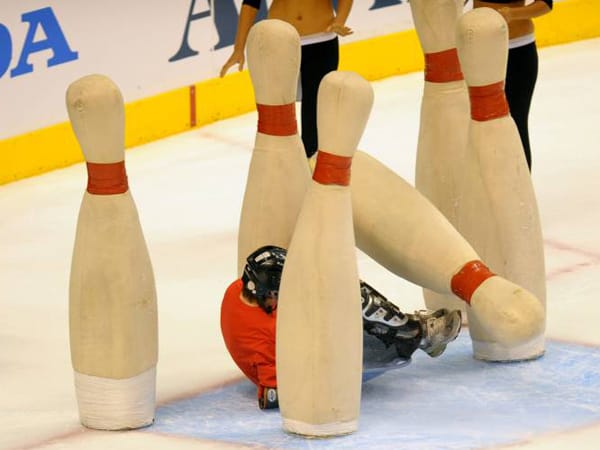 In der NHL werden normalerweise die gegnerischen Eishockey-Spieler gecheckt. Aber nicht in den Drittelpausen. Dort verwandeln sich dann die Fans zu Bowling-Kugeln und checken die aufgebauten Kegel in einem Pausen-Spiel weg.