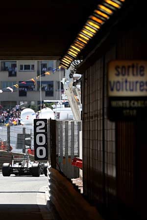 Sekunden vor dem Unfall: Sergio Perez verlässt im Sauber-Boliden den Tunnel in Monaco.