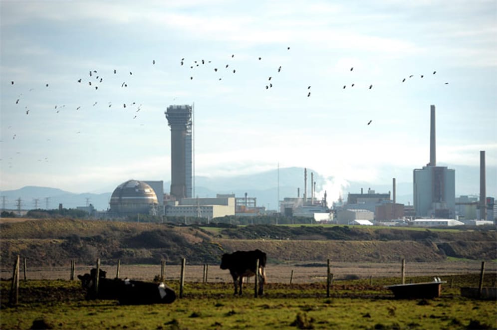 In Windscale, heute Sellafield, ereignete sich im Oktober 1957 der erste große und bis Tschernobyl schwerste Unfall in einem Atomkraftwerk. Ein Reaktorkern brannte, beim Löschversuch wurde eine radioaktive Wolke freigesetzt. Die zweite Wolke entstand bei einem weiteren Löschversuch. Erst nach zwei Tagen war das Feuer unter Kontrolle. Hunderte Menschen erkrankten an Schilddrüsenkrebs und starben.
