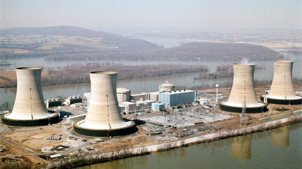 Atomkraftwerk Three Mile Island bei Harrisburg im US-Staat Pennsylvania, USA. Als sich die Nachtschicht am späten Abend des 27. März 1979 im Kernkraftwerk Three Mile Island zur Arbeit meldet, deutete noch nichts auf das nahende Drama hin.