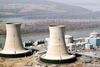 Atomkraftwerk Three Mile Island bei Harrisburg im US-Staat Pennsylvania, USA. Als sich die Nachtschicht am späten Abend des 27. März 1979 im Kernkraftwerk Three Mile Island zur Arbeit meldet, deutete noch nichts auf das nahende Drama hin.