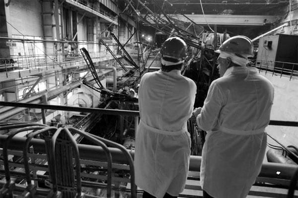 Innerhalb der ersten zehn Tage nach der Explosion wurde eine Aktivität von mehreren Trillionen Becquerel freigesetzt. Die so in die Erdatmosphäre gelangten radioaktiven Stoffe, darunter die Isotope Caesium-137 mit einer Halbwertszeit von rund 30 Jahren und Jod-131, kontaminierten infolge radioaktiven Niederschlags hauptsächlich die Region nordöstlich von Tschernobyl sowie viele Länder in Europa.
