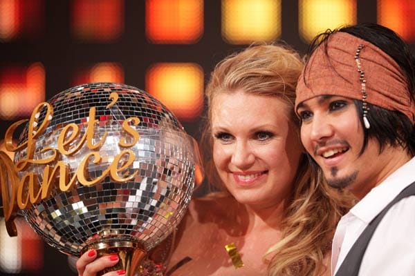 Die strahlenden "Let's Dance"-Sieger: Magdalena Brzeska und Tanzpartner Erich Klann. Und das gab es noch nie - sie waren schon am Anfang der Show ausgeschieden und holten sich nun den Pokal.