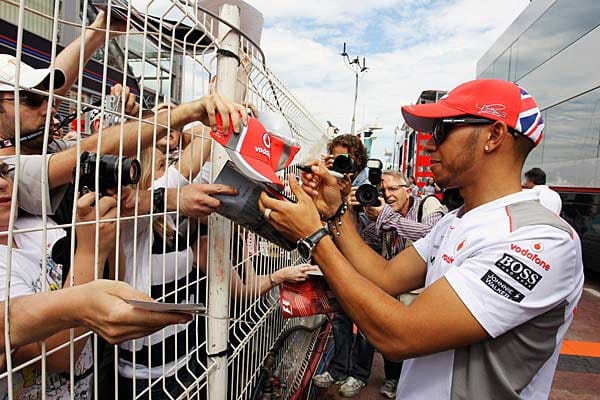 Der Alltag eines Formel-1-Piloten: Autogramme schreiben für die Fans.