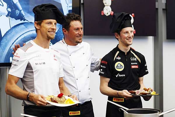 Jenson Button (li.) und Romain Grosjean (re.) nehmen an einem Pirelli-Koch-Wettbewerb teil.