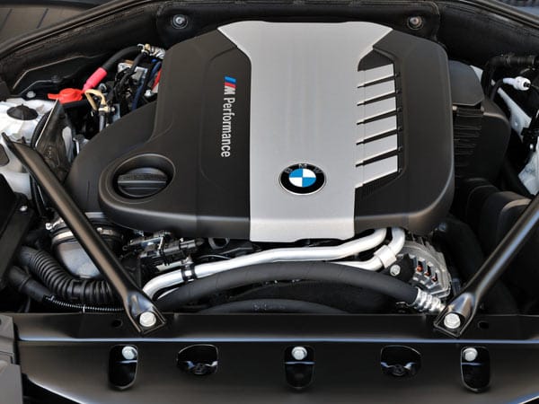 Neu ist der drei Liter große Tri-Turbodiesel mit 381 PS, der im 750d xDrive seine 740 Newtonmeter an alle vier Räder schickt.