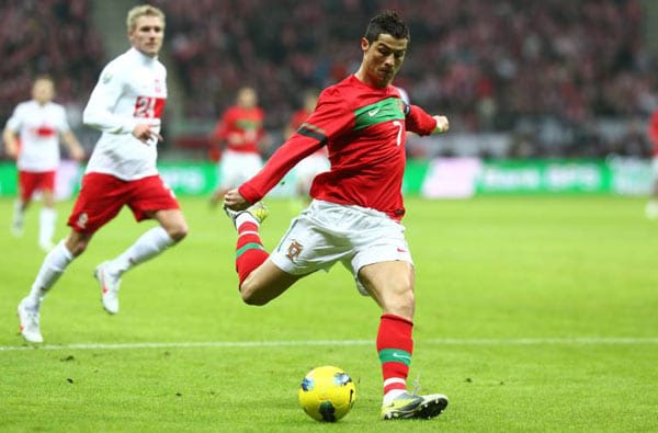 Cristiano Ronaldo, Portugal: Der Angreifer von Real Madrid ist mit der portugiesischen Auswahl Gruppengegner der deutschen Elf. Nach stolzen 46 Ligatoren für die Königlichen träumt er weiter vom Titel mit seiner Nationalmannschaft. "2004 waren wir schon so nah dran." Damals gab es bei der Heim-EM ein überraschendes 0:1 im Finale gegen Griechenland.
