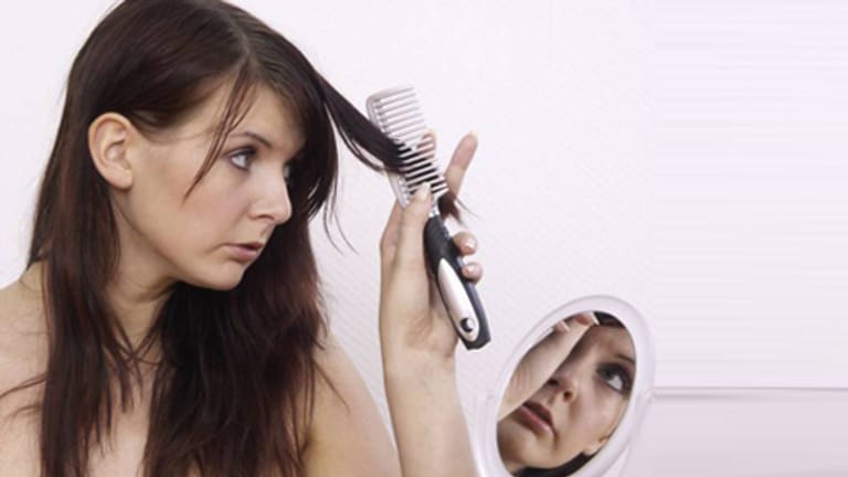 Auch Frauen sind häufig von Haarausfall betroffen