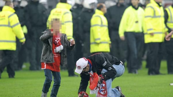Der Elfmeterdieb von Düsseldorf klaut noch vor Abpfiff des Spiels ein Stück Rasen. Der Elfmeterdieb von Düsseldorf klaut noch vor Abpfiff des Spiels ein Stück Rasen.