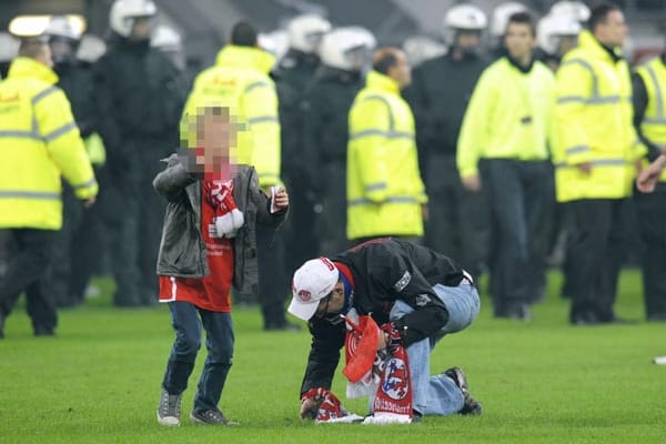 Der Elfmeterdieb von Düsseldorf klaut noch vor Abpfiff des Spiels ein Stück Rasen.