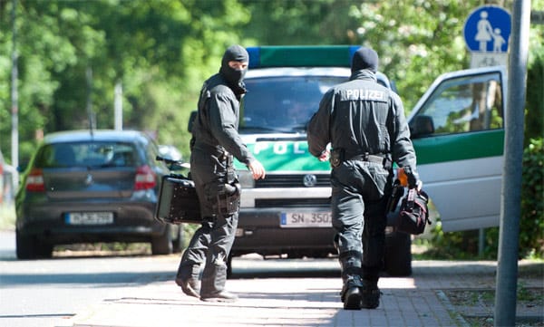 Am Donnerstag durchsuchen bei einer Groß-Razzia gegen die Hells Angels rund 1200 Polizisten 89 Objekte in Schleswig-Holstein, Hamburg und Niedersachen.