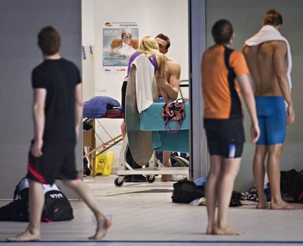 Alle gucken zu, wie sie knutschen: Paul Biedermann und Britta Steffen bei der Schwimm-EM 2012.