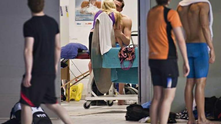 Alle gucken zu, wie sie knutschen: Paul Biedermann und Britta Steffen bei der Schwimm-EM 2012.