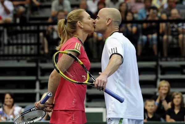 Eine Tennis-Nummer größer geht es ähnlich zu: Steffi Graf und Andre Agassi sind wohl das absolute Traumpaar des Sports mit der gelben Filzkugel.