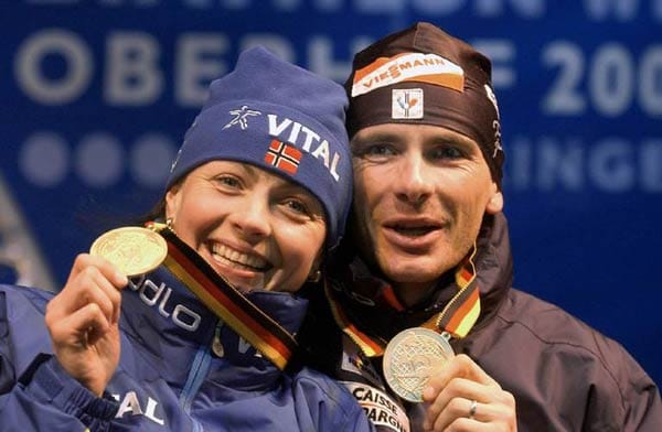 Das wohl erfolgreichste Paar in Sachen Goldmedaillen ist die norwegisch-französische Biathlon-Ehe von Liv Grete und Raphael Poiree. Beide vereinen je acht WM-Goldene auf sich, aber auch das Schicksal, nie Olympiasieger geworden zu sein.