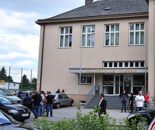 Familiendrama im österreichischen St. Pölten: Ein Familienvater sucht seinen Sohn in der Schule auf und schießt ihm in den Kopf