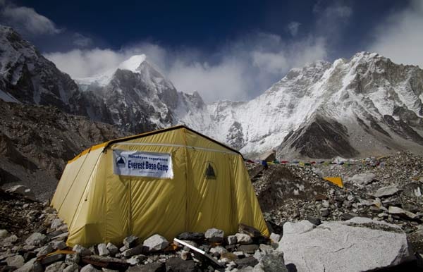 Während der Gipfelsaison im Mai sind die beiden Basislager in China und Nepal überlaufen. Kommerzielle Expeditionen locken auch nicht so geübte Kletterer mit der Aussicht vom Dach der Welt