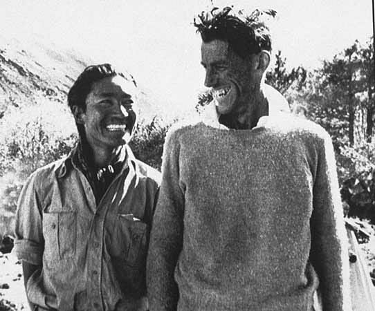 Sie alle träumen davon, es den beiden Erstbesteigern Sir Edmund Hillary (r.) und Tenzing Norgay gleichzutun. Die beiden stehen am 26. Mai 1953 um 11.30 Uhr als erste Menschen auf dem Gipfel des Mount Everest