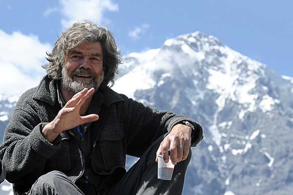 Reinhold Messner, der den Berg 1978 mit seinem Partner Peter Habeler erstmals ohne zusätzlichen Sauerstoff bestiegen hat, ist ein scharfer Kritiker dieses Massentourismus am Mount Everest