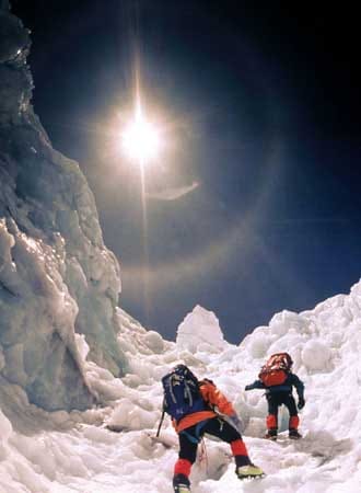 Da der Everest rein klettertechnisch als eher einfach gilt, sind in den Expeditionen immer wieder Bergsteiger dabei, die ihre Fähigkeiten überschätzen