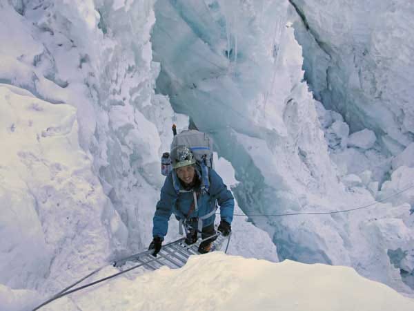 Mit Hochlagern, unzähligen Trägern und Zusatzsauerstoff soll ihnen der Weg zum Gipfel geebnet werden. Gefährliche Passagen wie der Khumbu-Eisbruch auf der Südroute sind mit Leitern präpariert
