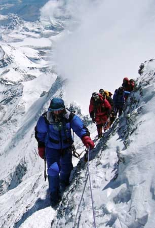Die größte Gefahr am Everest geht aber nicht von den Kletterschwierigkeiten, sondern von der Höhe aus. In der Todeszone oberhalb von etwa 7500 Metern wird der Organismus mit deutlich weniger Sauerstoff versorgt