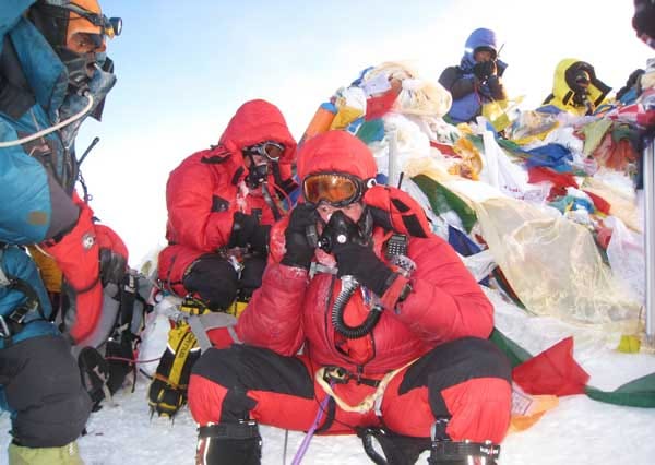 Die meisten Bergsteiger sind unter diesen Bedingungen auf Zusatz-Sauerstoff aus der Flasche angewiesen. Dennoch gilt es, den Aufenthalt in der Todeszone möglichst kurz zu halten