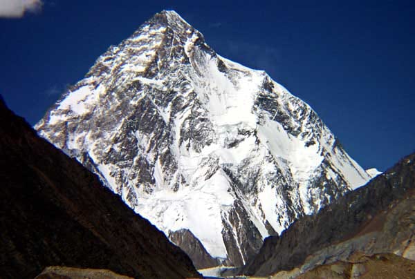 Am zweithöchsten Berg der Erde, dem K2 in Pakistan, zeigt sich das Phänomen des Massentourismus nicht in diesem Maße. Mit 8611 Metern ist der K2 nur wenig niedriger als der Everest. Klettertechnisch gilt er aber als weit anspruchsvoller