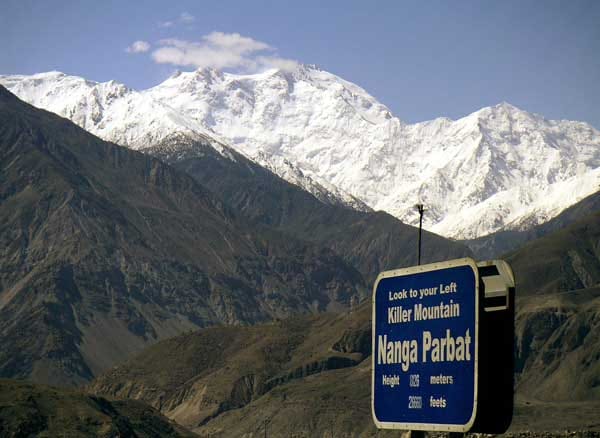 Der Nanga Parbat ist ein dritter mythenumwobener Achttausender. Der „Schicksalsberg der Deutschen“ ist 8125 Meter hoch und wird wegen seiner Gefährlichkeit auch als „Killer Mountain“ bezeichnet