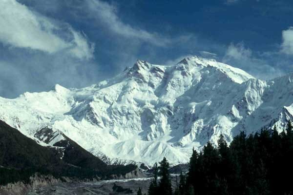 Mit der 4500 Meter hohen Rupalflanke hat der Nanga Parbat die höchste Steilwand der Welt. 1970 wird sie von den Brüdern Reinhold und Günther Messner erstbegangen. Günther kommt beim Abstieg ums Leben