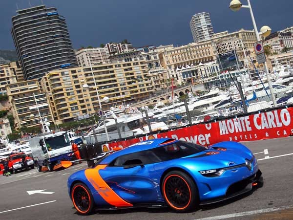 Renault dreht am Freitag eine Runde mit dem Konzept-Auto Alpine A110-50 auf dem Circuit de Monaco.