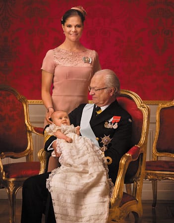 Victoria von Schweden hat ihre Tochter Estelle ihrem Vater König Carl Gustav auf den Arm gegeben.