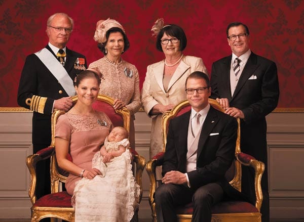 Taufbild mit den Großeltern: Hinter Victoria (vo.li.) steht die royale Fraktion mit König Carl Gustaf und Königin Silvia. Hinter Daniel haben sich bürgerlichen Großeltern mit Ewa Kristina und Olle Gunnar Westling aufgestellt.