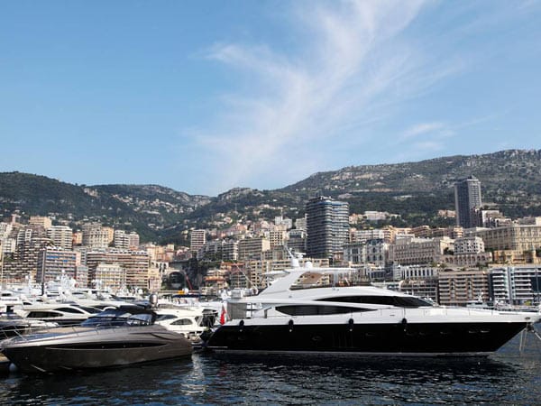 Der Hafen von Monaco, mit den Yachten im Vorder- und der Stadt im Hintergrund, ist die weltberühmte Kulisse für das Traditionsrennen.