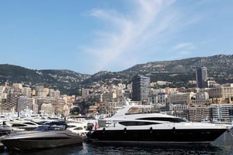Der Hafen von Monaco, mit den Yachten im Vorder- und der Stadt im Hintergrund, ist die weltberühmte Kulisse für das Traditionsrennen.