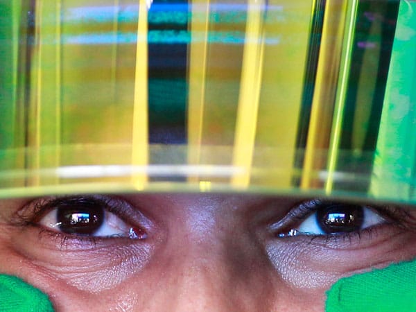 Noch eine Quaizfrage: Wem gehören diese Augen? Die Antwort: McLaren-Pilot Lewis Hamilton.