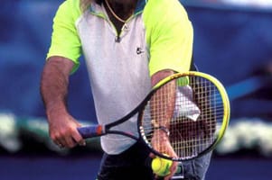 t-online.de zeigt die ehemaligen Größen des Tennissports und was sie heute machen: Andre Agassi, der Tennis-Rebell, konnte in seiner Karriere 60 Turniere, davon acht Grand-Slam-Titel, gewinnen. Als einer von nur sieben Spielern überhaupt gewann er alle vier Grand-Slam-Turniere. 101 Wochen führte er die Tennis-Weltranglist an. Mit schrillen Outfits kritisierte er die starre Kleiderordnung des traditionsbewussten Tennissports.