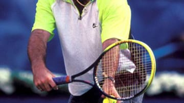 t-online.de zeigt die ehemaligen Größen des Tennissports und was sie heute machen: Andre Agassi, der Tennis-Rebell, konnte in seiner Karriere 60 Turniere, davon acht Grand-Slam-Titel, gewinnen. Als einer von nur sieben Spielern überhaupt gewann er alle vier Grand-Slam-Turniere. 101 Wochen führte er die Tennis-Weltranglist an. Mit schrillen Outfits kritisierte er die starre Kleiderordnung des traditionsbewussten Tennissports.