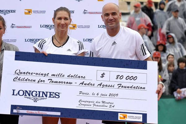 Seit Oktober 2001 ist Agassi mit Deutschlands Tennislegende Steffi Graf verheiratet. Mit ihr hat er zwei Kinder. Heute schwingt der Amerikaner den Schläger nur noch für seine "Andre Agassi Foundation", um Geld für hilfebedürftige Kinder zu sammeln.