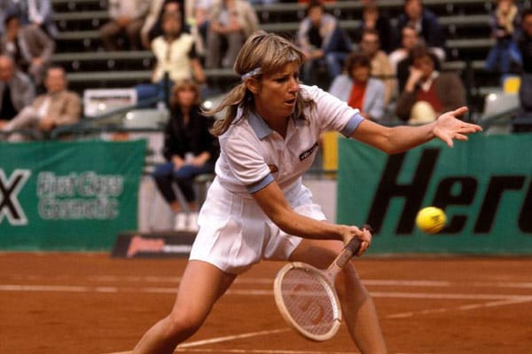 Chris Evert zählt zu den erfolgreichsten Tennisspielerinnen aller Zeiten. Die US-Amerikanerin gewann in den 70er und 80er Jahren 154 Turniere, davon 18 Grand-Slam-Titel. 125 Siege auf Sand in ununterbrochener Folge und 260 Wochen als Weltranglistenerste sind zwei ihrer zahlreichen Rekorde.