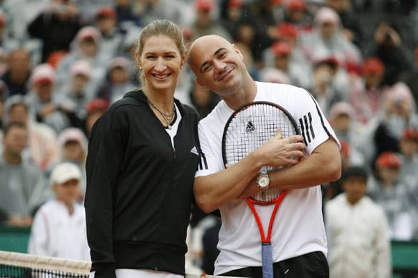 2001 heiratete Graf den ehemaligen Tennisspieler Andre Agassi. Mit ihm hat sie zwei Kinder. Heute greift die Gründerin und Vorsitzende der Stiftung "Children for Tomorrow", die sich um traumatisierte Kinder in aller Welt kümmert, bei Wohltätigkeitsveranstaltungen zum Schläger.