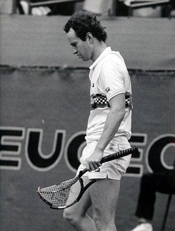 "You cannot be serious!" ist einer der bekanntesten Aussprüche des in Wiesbaden geborenen New Yorkers John McEnroe, der für seine Wutausbrüche gehasst und auch geliebt wurde. Sportliche Berühmtheit erlangte die Legende durch den Gewinn von sieben Grand-Slam-Turnieren im Einzel und neun Grand-Slam-Titeln im Doppel. Er beendete viermal in Folge eine Saison als Weltranglistenerster und war insgesamt 170 Wochen die Nummer eins der Herren.