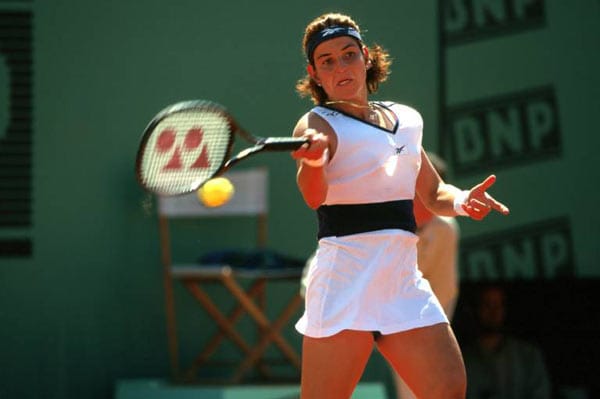 Arantxa Sanchez Vicario war die erste spanische Nummer eins der Tennisrangliste. Ebenso im Doppel konnte sie den Tennisthron erklimmen. Sie gewann vier Grand-Slam-Titel im Einzel und sechs im Doppel. Ihr unnachgiebiger Kampfgeist und ihre Zähigkeit wurden das Markenzeichen der Spielerin, die kein Ball verloren gab.