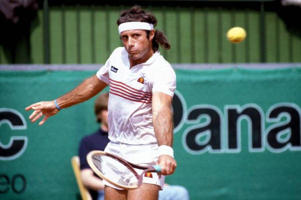Die argentinische Tennislegende Guillermo Vilas konnte in seiner Karriere über 60 Turniere gewinnen (davon vier Grand-Slam-Siege). Einmalig bleibt bis heute sein Rekord, in 46 Spielen hintereinander nicht besiegt worden zu sein. 1977 gewann er 16 Turniere, was ebenfalls einen Rekord darstellt.